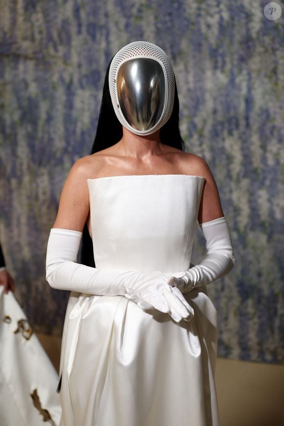 Astronauta misteriosa? Katy Perry surgiu no Met Gala 2026 vestindo Stella McCartney em um look branco impactante, complementado por uma máscara que cobria o rosto e reforçava a estética futurista da produção.