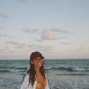 Para driblar a vontade comer doces, Bruna Marquezine come picolé de whey e gelatina proteica