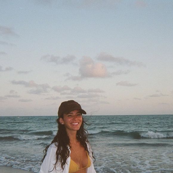 Para driblar a vontade comer doces, Bruna Marquezine come picolé de whey e gelatina proteica