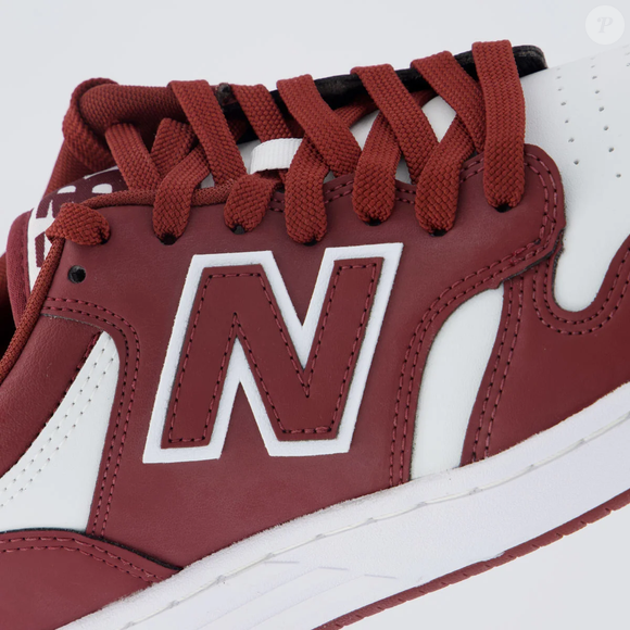Cor 'Iogurte Grego com Vinho' transforma o New Balance 480 Low em peça-chave para looks modernos e sofisticados