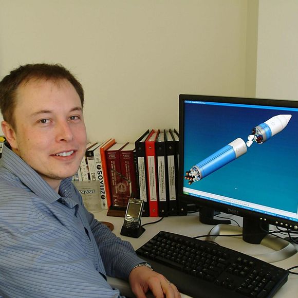 Em biografia, Elon Musk afirma que não mantém contato com o pai e recorda infância marcada por traumas