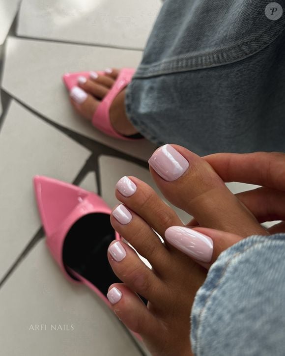 Pedicure perolada: Delicada, sofisticada e luminosa: a pedicure perolada transforma as unhas dos pés com um brilho inspirado nas pérolas e se firma como uma das maiores tendências da temporada