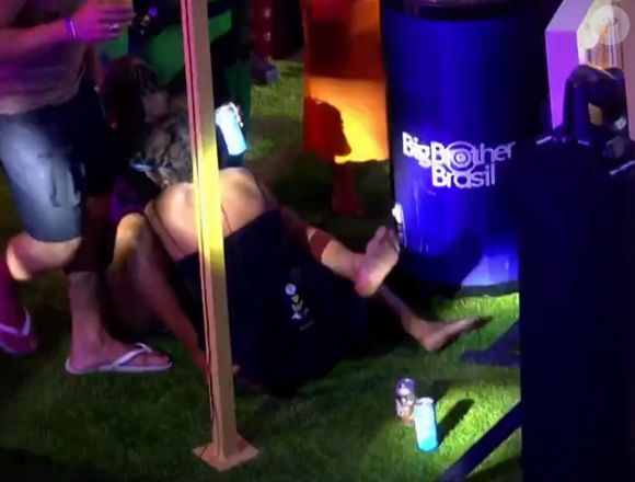 Thamiris e Aline se jogaram no chão e se beijaram no 'BBB 25'