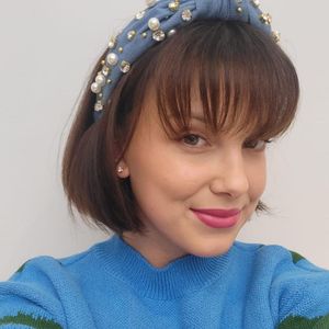 Millie Bobby Brown também provocou a nostalgia dos fãs ao aparecer com o cabelo curtinho antes da quarta temporada