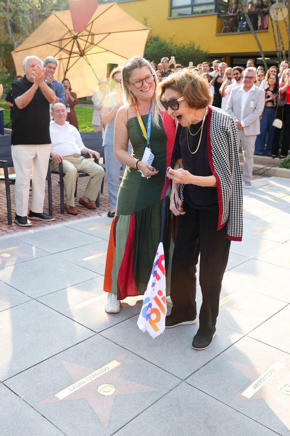 Laura Cardoso é aplaudida de pé ao chegar para a inauguração da Calçada da Fama