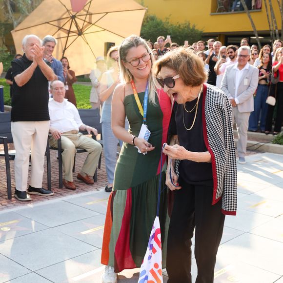 Laura Cardoso é aplaudida de pé ao chegar para a inauguração da Calçada da Fama