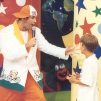 Adeus, 'Chaves'! SBT troca série por 'Porta dos Desesperados', de Sérgio Mallandro, e web não perdoa: 'Loucura demais'