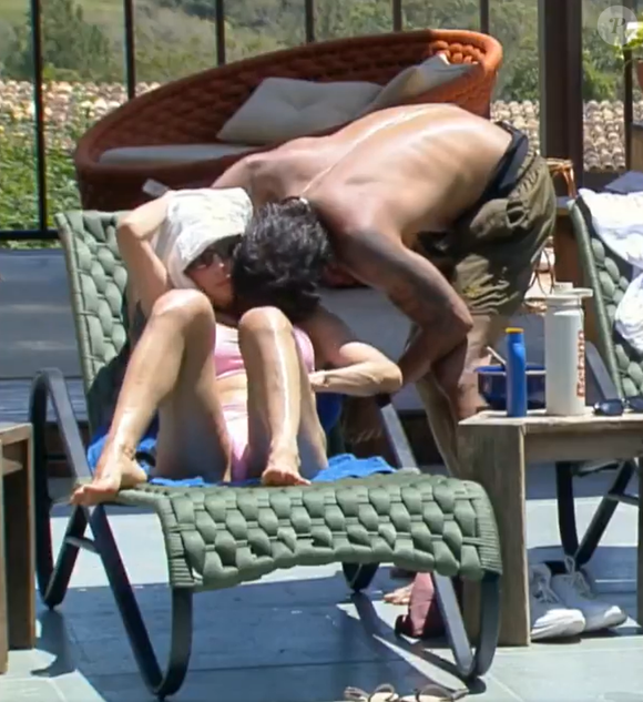 Na piscina em 'A Fazenda 17' Shia enche o pescoço de Michelle Barros de beijos