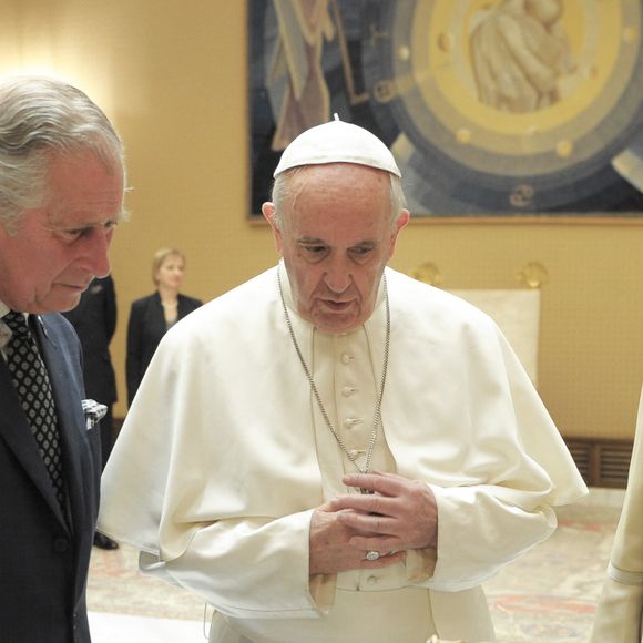 Papa Francisco parabenizou Rei Charles e Camilla pelos 20 anos de casamento