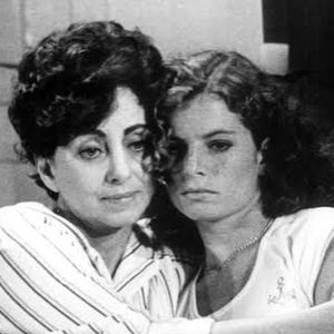 "Peço a bênção a quem um dia foi minha avó em cena - e que hoje, de forma simbólica, reencontro em mim. Agora, somos a mesma mulher, em tempos e gestos diferentes", escreveu Bloch