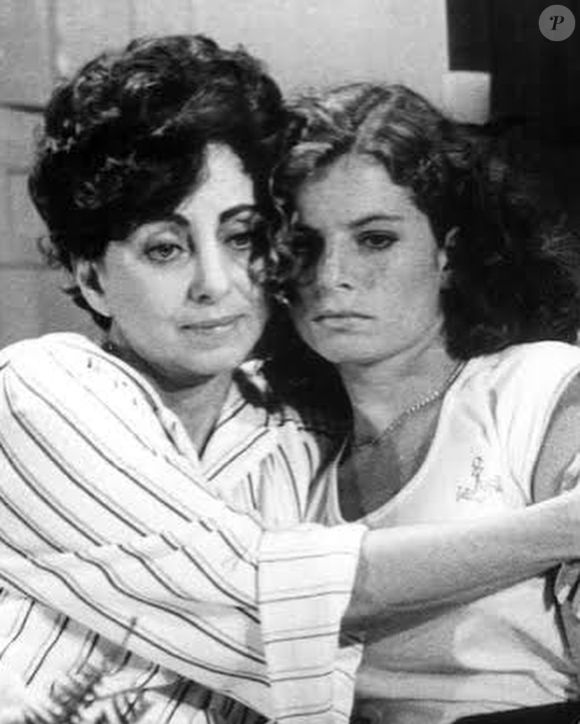 "Peço a bênção a quem um dia foi minha avó em cena - e que hoje, de forma simbólica, reencontro em mim. Agora, somos a mesma mulher, em tempos e gestos diferentes", escreveu Bloch