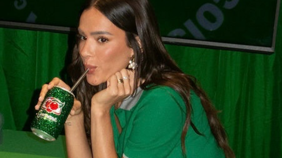Essa sapatilha branca de Bruna Marquezine é tão chique e confortável que promete virar o curinga do verão: combina com praticamente qualquer look