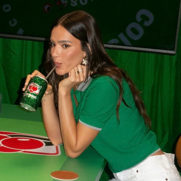 Essa sapatilha branca de Bruna Marquezine é tão chique e confortável que promete virar o curinga do verão: combina com praticamente qualquer look