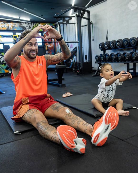 Filha de Neymar e Bruna Biancardi, Mavie repetiu os movimentos do pai famoso em dia de treino