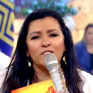 Regina Casé entrega troféu e quadro histórico a Arlindo, que celebra 700 composições e relembra época no Fundo de Quintal