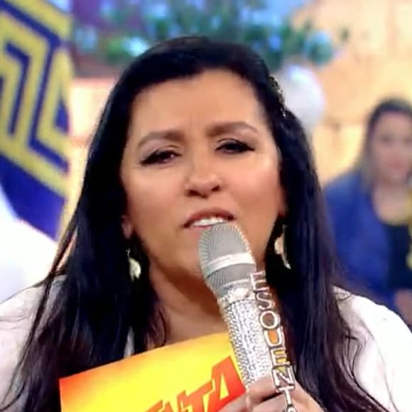 Regina Casé entrega troféu e quadro histórico a Arlindo, que celebra 700 composições e relembra época no Fundo de Quintal