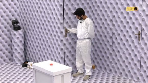 Durante a madrugada, Ricardinho impediu que todos dormissem batendo a porta do banheiro e dando socos e chutes na parede