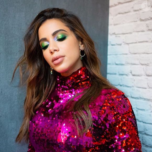 Maquiagem de Anitta: Hector Espinhal revelou que a famosa gostava de apostar em cores e em linhas gráficas.