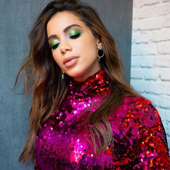 Maquiagem de Anitta: Hector Espinhal revelou que a famosa gostava de apostar em cores e em linhas gráficas.