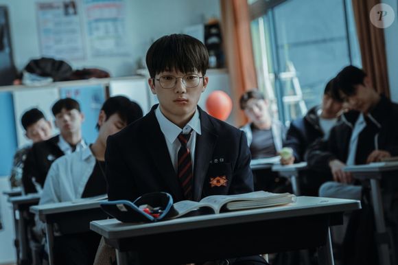 O sensível Seo Jun-tae é interpretado por Choi Min-young. Antes vítima de bullying, ele é o primeiro amigo do protagonista no novo colégio