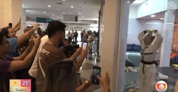 'BBB 25': Renata não segurou a emoção ao ver a mãe de Eva.