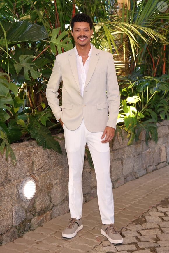 Nando Brandão: Apresentou uma proposta leve e elegante com blazer de linho bege claro sobre camisa branca com os primeiros botões abertos. O ator completou a produção com uma calça de alfaiataria branca de corte reto e tênis casuais em tom cáqui com cadarços marrons