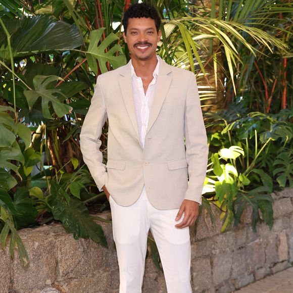 Nando Brandão: Apresentou uma proposta leve e elegante com blazer de linho bege claro sobre camisa branca com os primeiros botões abertos. O ator completou a produção com uma calça de alfaiataria branca de corte reto e tênis casuais em tom cáqui com cadarços marrons