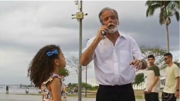 Claudio Cinti ao lado de Elis Cabral, a Sofia, na novela Dona de Mim