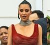 Sem sutiã, Kim Kardashian usa vestido com transparência e mostra demais ao surgir na sacada do Copacabana Palace, no Rio de Janeiro