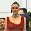 Sem sutiã, Kim Kardashian usa vestido com transparência e deixa seios à mostra na sacada do Copacabana Palace, no Rio de Janeiro