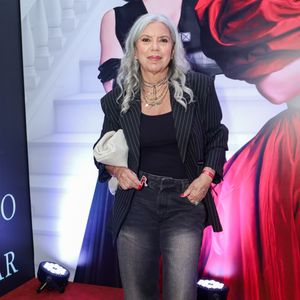 Exibindo um estilo urbano e sofisticado, Astrid Fontenelle combinou uma t-shirt preta básica com um blazer de alfaiataria em risca-de-giz de modelagem oversized. A parte inferior é composta por uma calça jeans wide leg em lavagem cinza estonada. O visual ganha personalidade através do mix de colares em diferentes comprimentos e materiais, além de uma clutch grande em couro branco sob o braço
