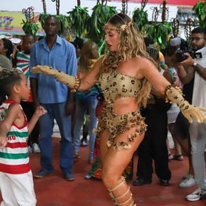 Paolla Oliveira interagiu com passista mirim da Grande Rio no pré-carnaval 2025