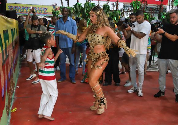 Paolla Oliveira interagiu com passista mirim da Grande Rio no pré-carnaval 2025