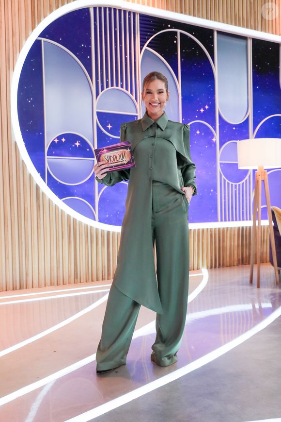 Virginia Fonseca usa conjunto verde militar estiloso e elegante no SBT