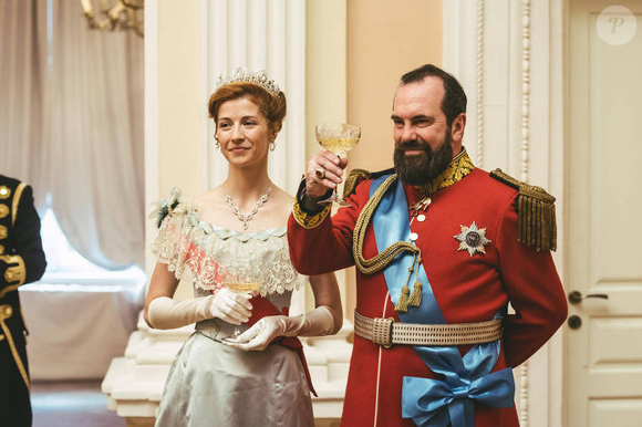 Lançada em 2019, a minissérie britânica de seis capítulos — cada um com menos de 50 minutos — continua chamando atenção por unir rigor histórico, drama e cenas explícitas que a tornam recomendada apenas para maiores de 16 anos