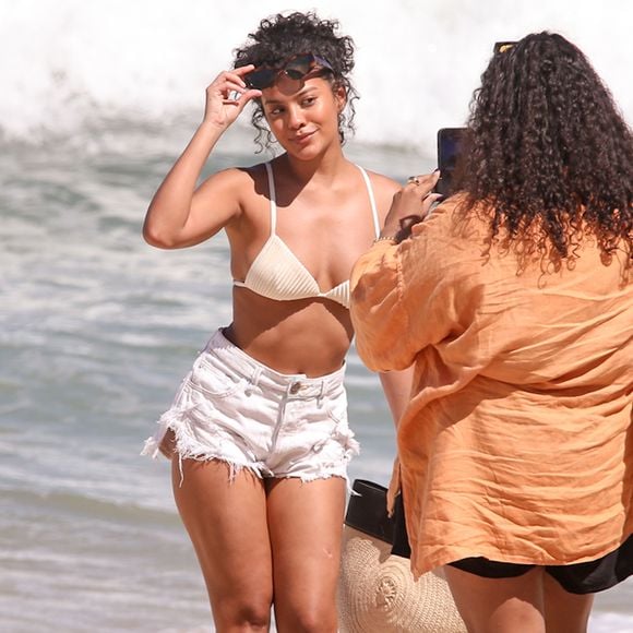 A região mencionada, popularmente conhecida como hip dips, é o leve afundamento lateral que algumas pessoas apresentam entre o quadril e a coxa.