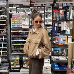 Tênis usado por Laura Neiva durante passeio em Madrid desperta curiosidade e leva redação do Purepeople ao 'modo detetive fashion'