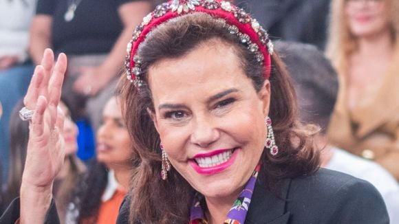 Ai que confusão!': após R$ 6 mil devolvidos e 116 páginas escritas por 12 meses nas madrugadas, livro de Narcisa Tamborindeguy foi lançado após uma 'novela'; há mais de 26 anos, obra revoltou famosa socialite: 'Um sujeito queria mudar tudo'