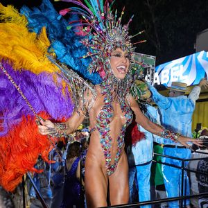 Sabrina Sato desfilou na Vila Isabel com costeiro de 25 kg