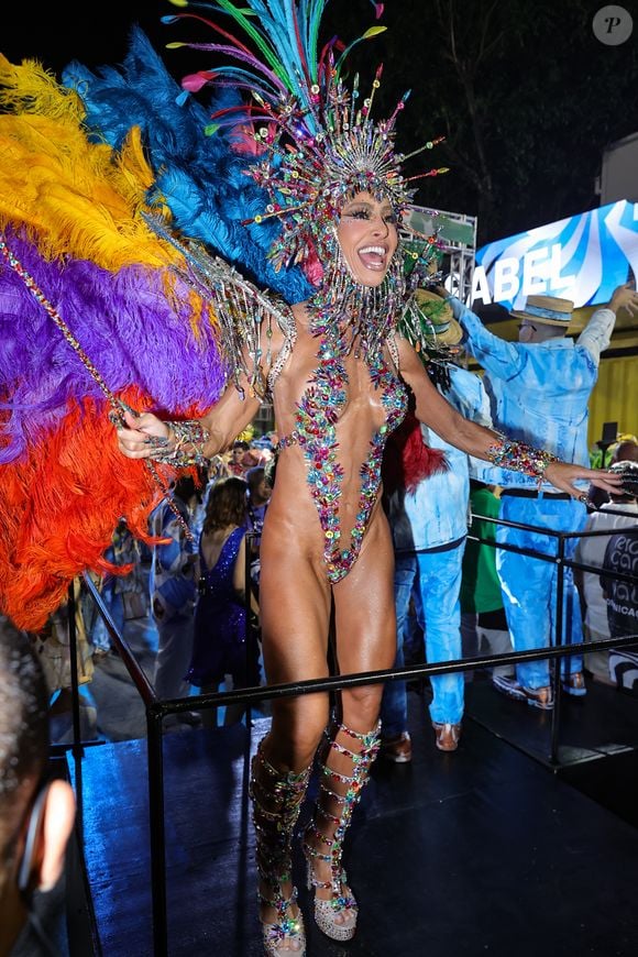 Sabrina Sato desfilou na Vila Isabel com costeiro de 25 kg