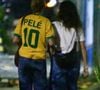 Depois do jogo, as famosas foram clicadas passeando pelas ruas do Rio agarradinhas, com direito a abraço