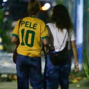 Depois do jogo, as famosas foram clicadas passeando pelas ruas do Rio agarradinhas, com direito a abraço