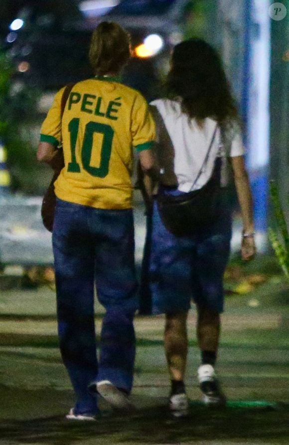 Depois do jogo, as famosas foram clicadas passeando pelas ruas do Rio agarradinhas, com direito a abraço