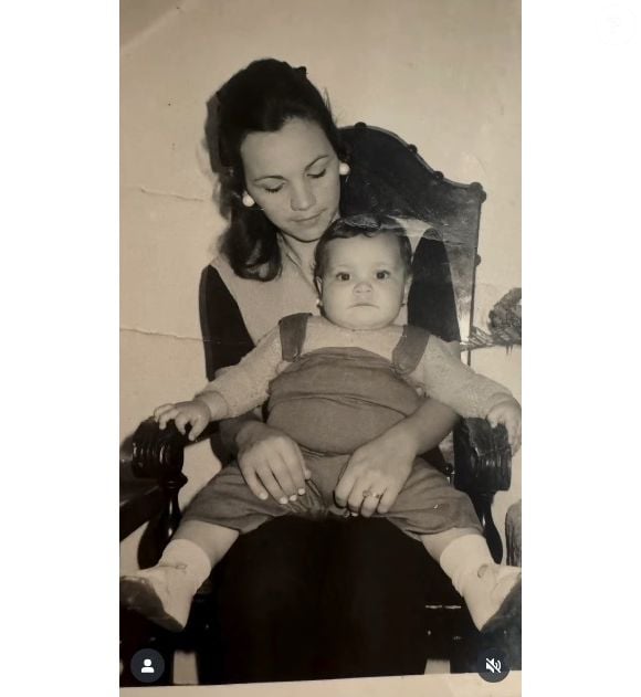 César Tralli em foto de criança com a mãe, que morreu em 2022 após acidente de avião