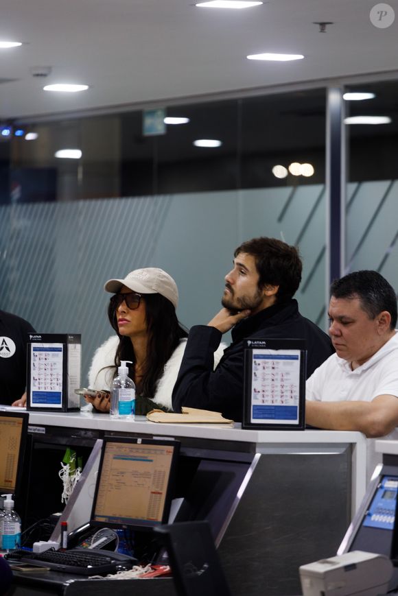 Sabrina Sato elege jaqueta bomber com plumas para viajar com Nicolas Prattes e enfrentar 4°C em novo destino do casal