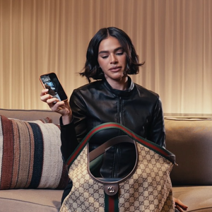 Bruna Marquezine mostrou o que carrega na bolsa de luxo durante participação no canal da Vogue Brasil