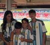 Filhos de Messi e Antonela Roccuzzo, Tiago, Mateo e Ciro, chamaram atenção pela altura em fotos com a mãe: 'Em que momento cresceram tanto?'