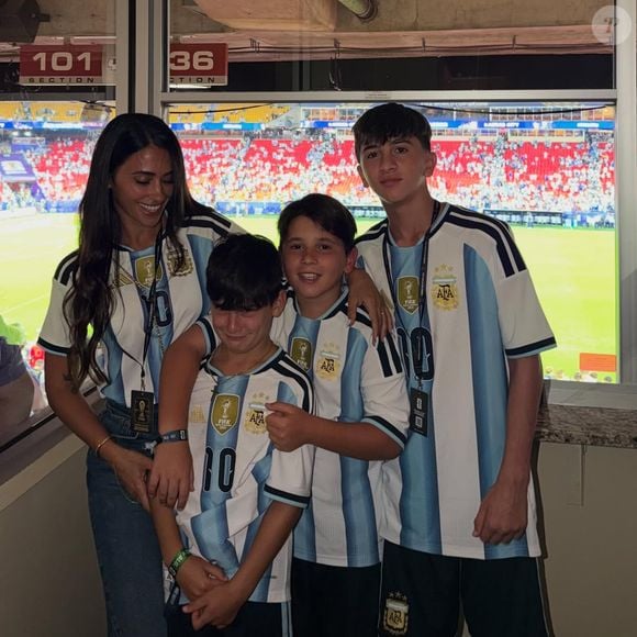 Filhos de Messi e Antonela Roccuzzo, Tiago, Mateo e Ciro, chamaram atenção pela altura em fotos com a mãe: 'Em que momento cresceram tanto?'