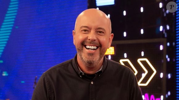 Alex Escobar tranquilizou os fãs após uma cirurgia para retirada de um tumor no timo. O apresentador da Globo foi diagnosticado com miastenia após passar mal ao vivo