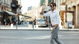 De acordo com a psicologia, acenar com a mão para agradecer aos carros ao atravessar a rua é característico dessas pessoas